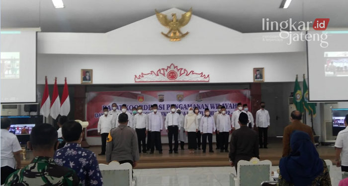 Bupati Kendal Kukuhkan Pengurus Forum Kerukunan Umat Beragama 25 MENGUKUHKAN: Pengurus Forum Kerukunan Umat Beragama (FKUB) Kabupaten Kendal dikukuhkan oleh Bupati Kendal secara virtual. (Unggul Priambodo/Lingkarjateng.id)