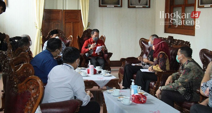 Bupati Kudus: Koperasi Bisa Menjadi Penguat Perekonomian Masyarakat 25 AUDIENSI: Bupati Kudus, HM Hartopo saat menerima audiensi dari PKPRI Kudus dan Bank Jateng Cabang Kudus di Pendopo Kabupaten Kudus, Selasa (22/2).