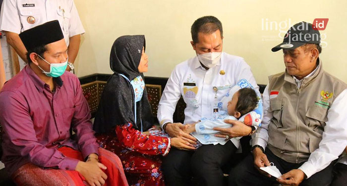 Pemkab Kudus Siap Dampingi Pengidap Penyakit Hidrosefalus 25 PEDULI: Bupati Kudus HM Hartopo saat mengunjungi penderita hidrosefalus di Desa Cranggang, Kecamatan Dawe, Kamis (24/2). (Istimewa/Lingkarjateng.id)