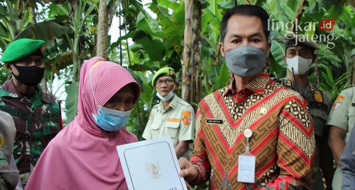 MENYERAHKAN: Bupati Kudus HM Hartopo saat menyerahkan bantuan kepada Ibu Ngatini di Desa Tergo, Kecamatan Dawe, Selasa (8/2).