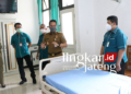 Bupati Kudus Siagakan Langkah Antisipasi Omicron 28 CONTROLLING: Bupati Kudus HM Hartopo (tengah masker abu-abu) saat meninjau ruang isolasi yang disiagakan oleh RSUD dr. Loekmono Hadi belum lama ini. (Istimewa/Lingkarjateng.id)