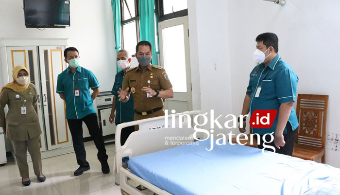 Bupati Kudus Siagakan Langkah Antisipasi Omicron 25 CONTROLLING: Bupati Kudus HM Hartopo (tengah masker abu-abu) saat meninjau ruang isolasi yang disiagakan oleh RSUD dr. Loekmono Hadi belum lama ini. (Istimewa/Lingkarjateng.id)
