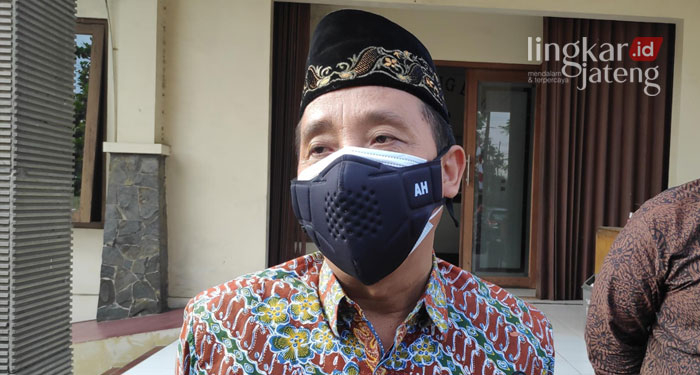 MENJELASKAN: Bupati Rembang, Abdul Hafidz memberikan keterangan terkait pembebasan biaya bagi BPJS nonaktif.