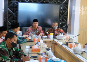 MENYAMPAIKAN: Bupati Rembang, Abdul Hafidz saat memberikan tanggapan atas audiensi HNSI Rembang, Kamis (10/2).