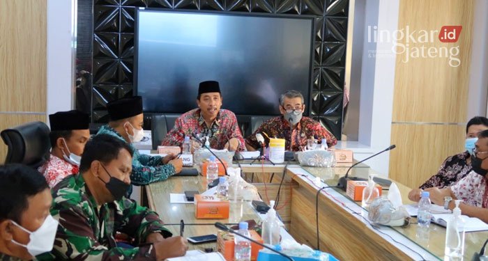 Belum Bisa Melaut, Nelayan Sampaikan 3 Keluhan pada Bupati Rembang 25 MENYAMPAIKAN: Bupati Rembang, Abdul Hafidz saat memberikan tanggapan atas audiensi HNSI Rembang, Kamis (10/2).