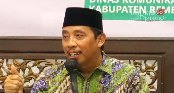 MENYAMPAIKAN: Bupati Rembang, Abdul Hafidz meminta untuk melaporkan petugas RSUD dr.R.Soetrasno yang marah dalam melayani masyarakat, belum lama ini.