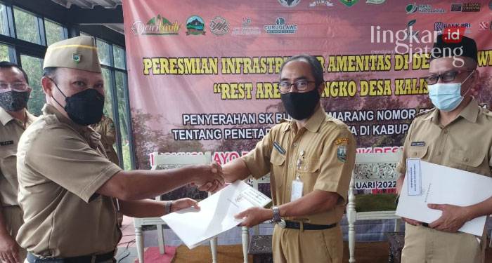 Bupati Semarang Imbau Pengelola Desa Wisata Kembangkan Potensi Lokal 25 SIMBOLIS: Penyerahan surat keputusan bupati tentang penetapan 14 desa wisata dan satu kampung wisata baru di Unit Griya Dahar Sinongko Desa Kalisidi.