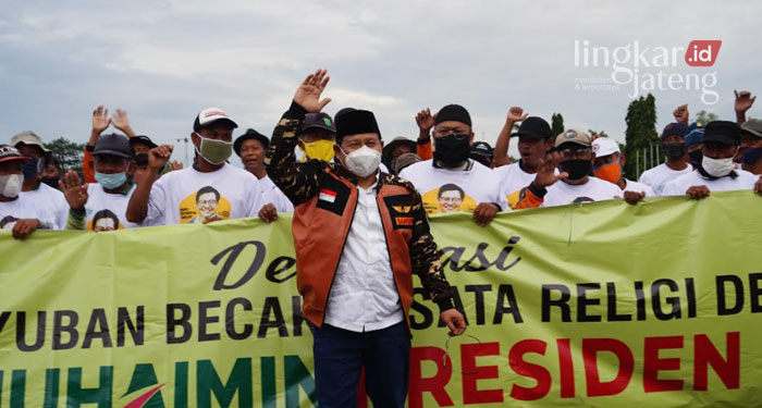 DEKLARASI DUKUNGAN: Cak Imin bersama Paguyuban Becak Wisata Religi Demak di depan Masjid Agung Demak, Selasa (8/2). (M. Elang Ade Iswara/Lingkarjateng.id)