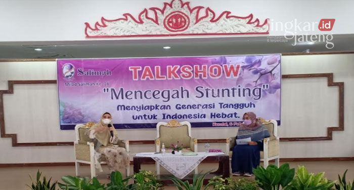 TALKSHOW: Chacha Frederica saat menjadi pembicara dalam talkshow yang diselenggarakan Salimah.