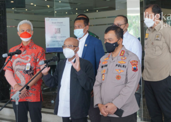 MENYAMPAIKAN: Anggota Komisi III DPR RI, Desmond Junaidi Mahesa (tengah), Gubernur Jawa Tengah, Ganjar Pranowo (kiri) dan Kapolda Jawa Tengah, Irjen Pol Ahmad Lutfi (kanan) saat menyampaikan hasil pertemuan, Jumat (11/2).