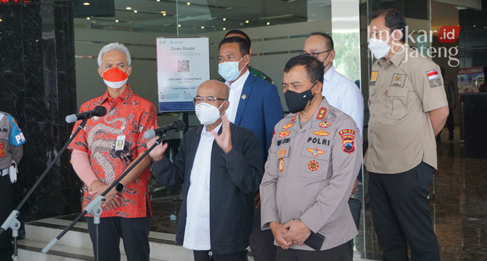 MENYAMPAIKAN: Anggota Komisi III DPR RI, Desmond Junaidi Mahesa (tengah), Gubernur Jawa Tengah, Ganjar Pranowo (kiri) dan Kapolda Jawa Tengah, Irjen Pol Ahmad Lutfi (kanan) saat menyampaikan hasil pertemuan, Jumat (11/2).