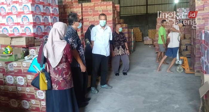 SIDAK: Dindagkop UKM Demak menggelar operasi pasar untuk sidak minyak goreng di Pasar Bintoro. (Istimewa/Lingkarjateng.id)