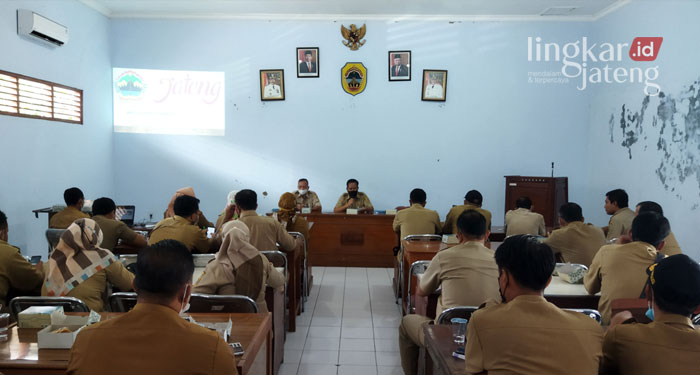 SOSIALISASI: Kepala Dinas Pemberdayaan Masyarakat dan Desa (Dispermades) Kabupaten Pati, Sudiyono membuka acara sosialisasi yang diadakan di aula di kantor dinas setempat, Selasa (8/2).