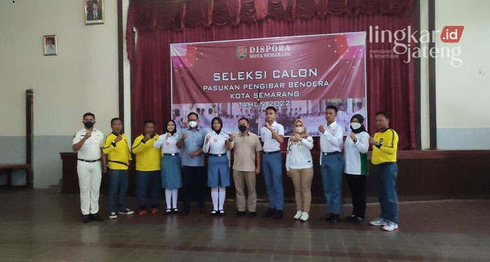 KOMPAK: Foto bersama peserta calon paskibra yang lolos dengan pihak Dispora Semarang.