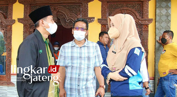 Pesantren Dijadikan Tameng Lorong Indah, Ini Kata Ketua GP Ansor Pati 25 BERBINCANG: Ketua PC GP Ansor Pati, Gus Itqonul Hakim (tengah) bersama Ketua PCNU Pati, KH. Yusuf Hasyim (kiri) dan Kabid IKP Diskominfo, Endah (kanan). (Istimewa/Lingkarjateng.id)