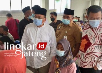 TINJAU: Kapoksi Komisi VIII DPR RI Gerindra bersama yang lainnya saat monitoring penuntasan penyerahan bantuan sosial di Kabupaten Kudus pada Senin (31/01/2022). (Alifia Elsa Maulida/Lingkarjateng.id)