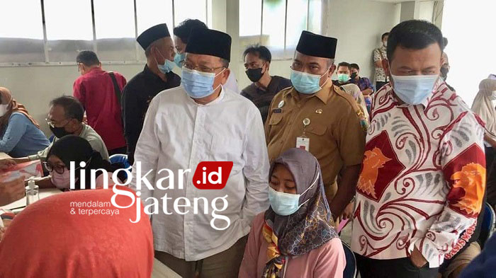 TINJAU: Kapoksi Komisi VIII DPR RI Gerindra bersama yang lainnya saat monitoring penuntasan penyerahan bantuan sosial di Kabupaten Kudus pada Senin (31/01/2022). (Alifia Elsa Maulida/Lingkarjateng.id)