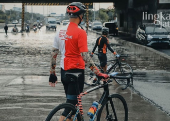 ILUSTRASI: Gubernur Jawa Tengah, Ganjar Pranowo saat memantau banjir sambil gowes pagi.
