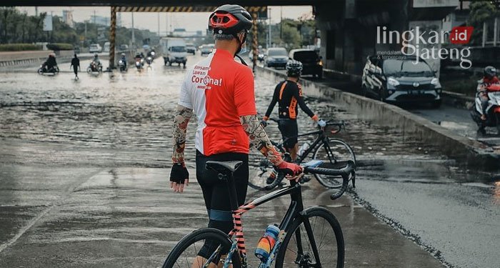 ILUSTRASI: Gubernur Jawa Tengah, Ganjar Pranowo saat memantau banjir sambil gowes pagi.