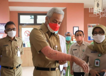 MENINJAU: Gubernur Jawa Tengah, Ganjar Pranowo usai operasi di RSUP Kariadi langsung meninjau kesiapan rumah sakit dalam mengantisipasi lonjakan kasus Covid-19.