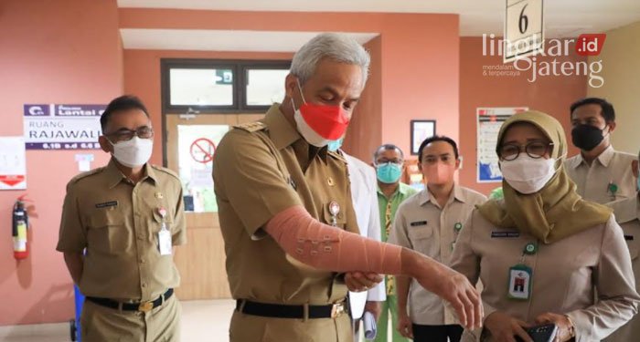 Tangan Patah Masih Diperban, Ganjar Pranowo Putuskan Langsung Kerja 25 MENINJAU: Gubernur Jawa Tengah, Ganjar Pranowo usai operasi di RSUP Kariadi langsung meninjau kesiapan rumah sakit dalam mengantisipasi lonjakan kasus Covid-19.