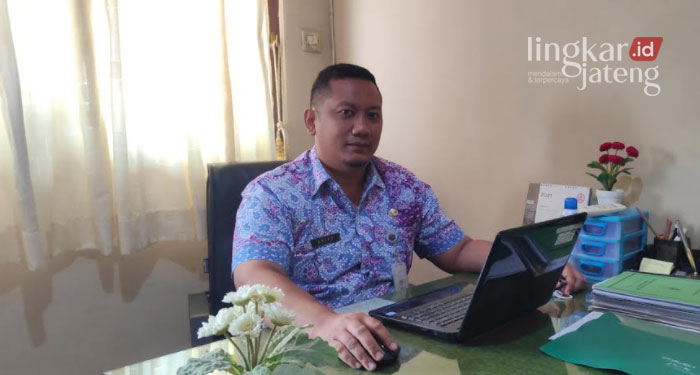 MENYAMPAIKAN: Humas Satgas Covid-19 Kabupaten Rembang, Arief Dwi Sulistya menjelaskan naiknya kasus Covid-19.