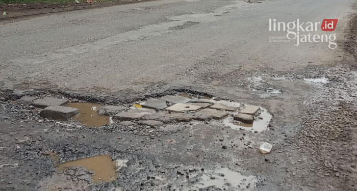 RUSAK: Penampakan sepanjang jalan raya Pati-Gembong banyak yang berlubang.