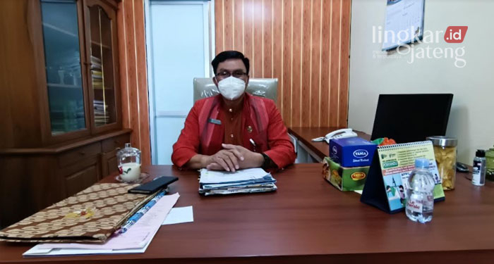 MENJELASKAN: Juru bicara Satgas Covid Jepara, Muh Ali saat memberikan penjelasan di kantornya, Kamis (10/2).