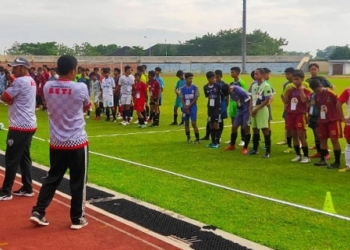 SELEKSI: Para pelajar sedang mengikuti seleksi beasiswa atlet sepak bola. (Unggul Priambodo/Lingkarjateng.id)