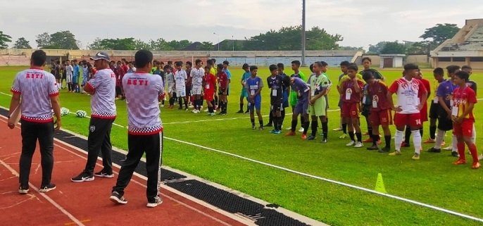 SELEKSI: Para pelajar sedang mengikuti seleksi beasiswa atlet sepak bola. (Unggul Priambodo/Lingkarjateng.id)