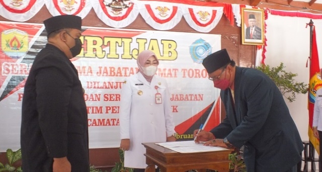SERTIJAB: Bupati Grobogan, Sri Sumarni saat menghadiri Sertijab Camat Toroh di aula kecamatan, Rabu (2/2). (Muhamad Ansori/Lingkarjateng.id)