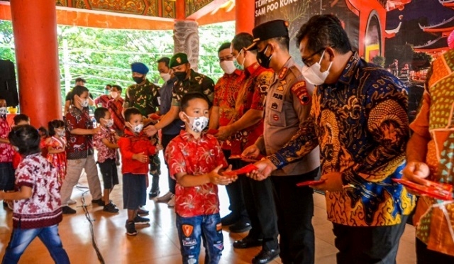 Hari Raya Imlek, Klenteng Sam Poo Kong Semarang Santuni Anak Yatim 25 BAHAGIA: Yayasan Klenteng Sam Poo Kong dan Wali Kota Semarang beserta jajarannya saat membagikan angpao kepada anak-anak dari Panti Asuhan Wikrama, Selasa (1/2). (Dinda Rahmasari/Lingkarjateng.id)