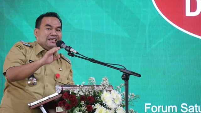 MENYAMPAIKAN: Bupati Blora H. Arief Rohman, S.IP, M.Si membuka Focus Group Discussion (FGD) penyusunan Kabupaten Blora dalam angka 2022, di Pendopo Bupati, Senin (31/1).
