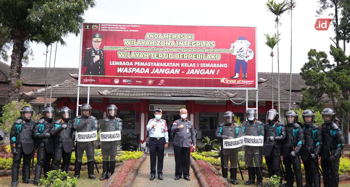 MENINJAU: Kalapas Semarang (kiri) dan Dirkamtib (kanan) usai meninjau Lapas Kelas I Semarang, beberapa waktu lalu.