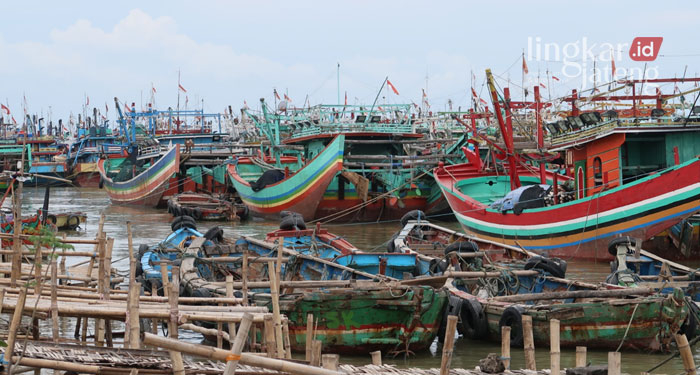 BERSANDAR: Kapal-kapal tambat labuh di Pelabuhan Perikanan Pantai Tasikagung.
