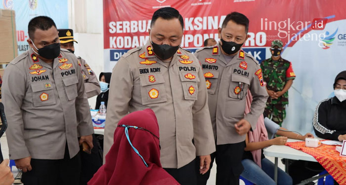 MENINJAU: Kapolres Demak, AKBP Budi Adhy Buono saat meninjau akselerasi vaksinasi di PT Jaya Setia Plastik, Karanganyar, Demak, Jumat (25/2). (Dok. Humas Polres Demak/Lingkarjateng.id)
