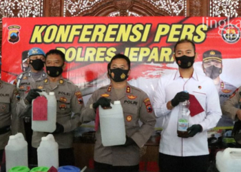 KONFERENSI PERS: Kapolres Jepara, AKBP Warasono saat menunjukkan barang bukti kasus pesta miras oplosan.