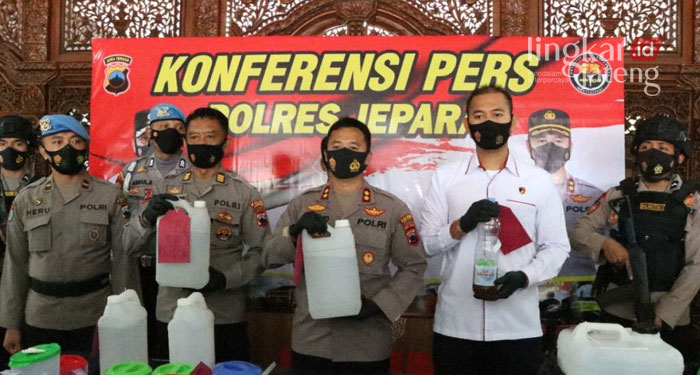 KONFERENSI PERS: Kapolres Jepara, AKBP Warasono saat menunjukkan barang bukti kasus pesta miras oplosan.