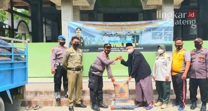 BAKTI SOSIAL: Kapolsek Tanggungharjo, AKP Winarno saat memberikan bantuan 100 sak semen kepada Pengurus Masjid di Desa Ngembakrejo, Kecamatan Tanggungharjo, Grobogan, Kamis (3/2).