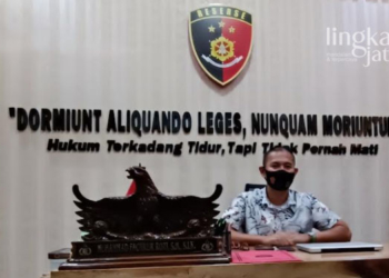 MENYAMPAIKAN: Kasat Reskrim Polres Jepara, AKP M. Fahrur Rozi saat memberikan keterangan terkait kasus miras oplosan Jumat (4/2).