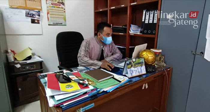 MEMERIKSA: Kasi RPJS Dinas Sosial Jepara, Iman Bagus sedang memeriksa data.