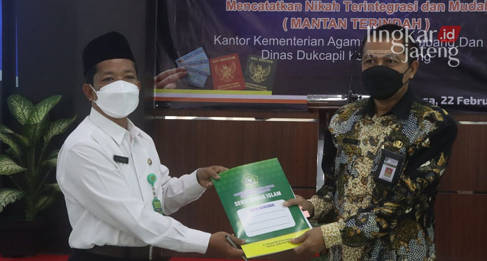 Kepala Kantor Kemenag Rembang, M. Fatah bersama Kepala Dindukcapil Rembang, Suparmin merilis program Mantan Terindah, Selasa (22/02).