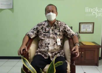 MENJELASKAN: Kepala DLH memaparkan tentang 2 bidang baru yang bergabung dengan pihaknya saat ditemui di ruangannya, Kamis (10/2).