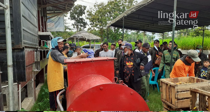 BERKUNJUNG: Kepala Desa Bulak, Kecamatan Rowosari, Zaenal Alimin dan beberapa perangkat desa mengikuti studi banding ke Pati untuk melihat langsung penggunaan Bioreaktor Kapal Selam.