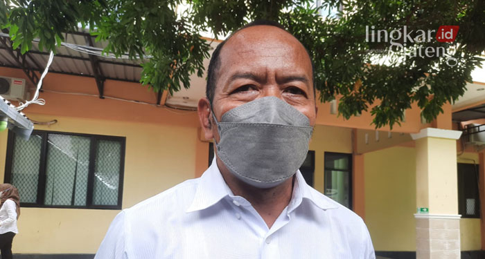 MENJELASKAN: Kepala Dinas Kesehatan Blora, Edy Widayat memberikan keterangan kepada awak media.