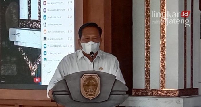 MENYAMPAIKAN: Kepala Dinas Pemberdayaan Masyarakat dan Desa (Dinpermades) Pati, Sudiyono saat sosialisasi Dana Desa di Pendopo pati, belum lama ini. (Aziz Afifi/Lingkarjateng.id)