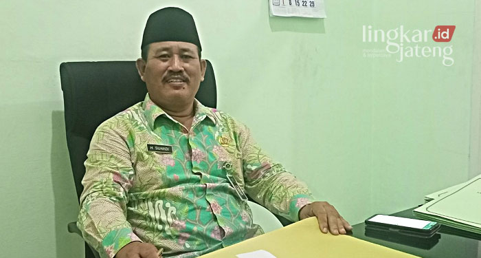 Soal Aturan Speaker Masjid, Kemenag Kudus Pastikan Tetap Kondusif 25 MENJELASKAN: Kepala Kemenag Kudus Suhadi saat ditemui di kantornya. (Alifia Elsa Maulida/Lingkarjateng.id)