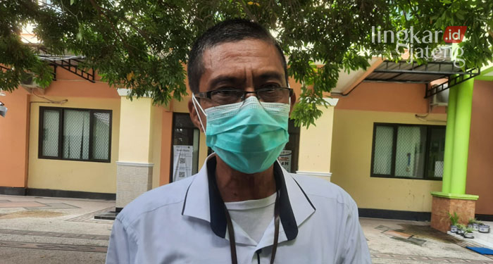 MENYAMPAIKAN: Kepala Seksi Pencegahan dan Penanggulangan Penyakit Dinas Kesehatan Kabupaten Blora, Sutik saat memberikan keterangan terkait kasus DBD yang melonjak di Kabupaten Blora.