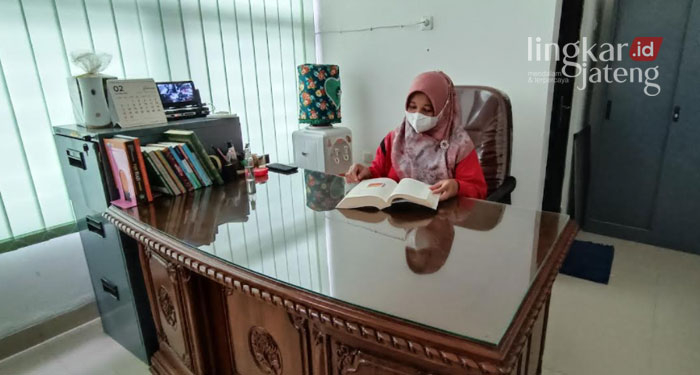 MENGECEK: Kepala Seksi Penyelenggara Haji dan Umrah (PHU) Kantor Kemenag Jepara, Hastuti Harijati.