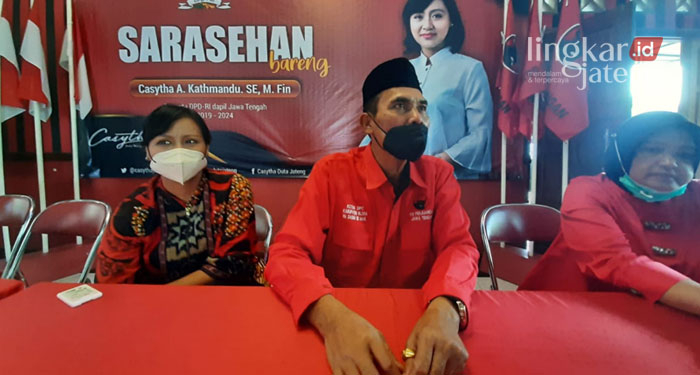 Polemik Perades, Ini Kata Ketua DPRD Blora 25 MENYAMPAIKAN: Ketua DPRD Blora, M. Dasum saat memberikan tanggapan mengenai polemik perades di Kantor DPC PDIP Blora, Selasa (8/2).